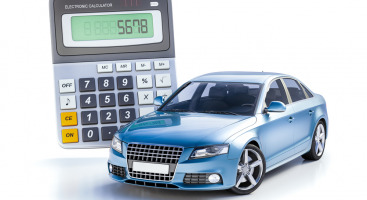 3d,Render:,Toy,Car,And,Calculator,Concept,For,Buying,,Renting,